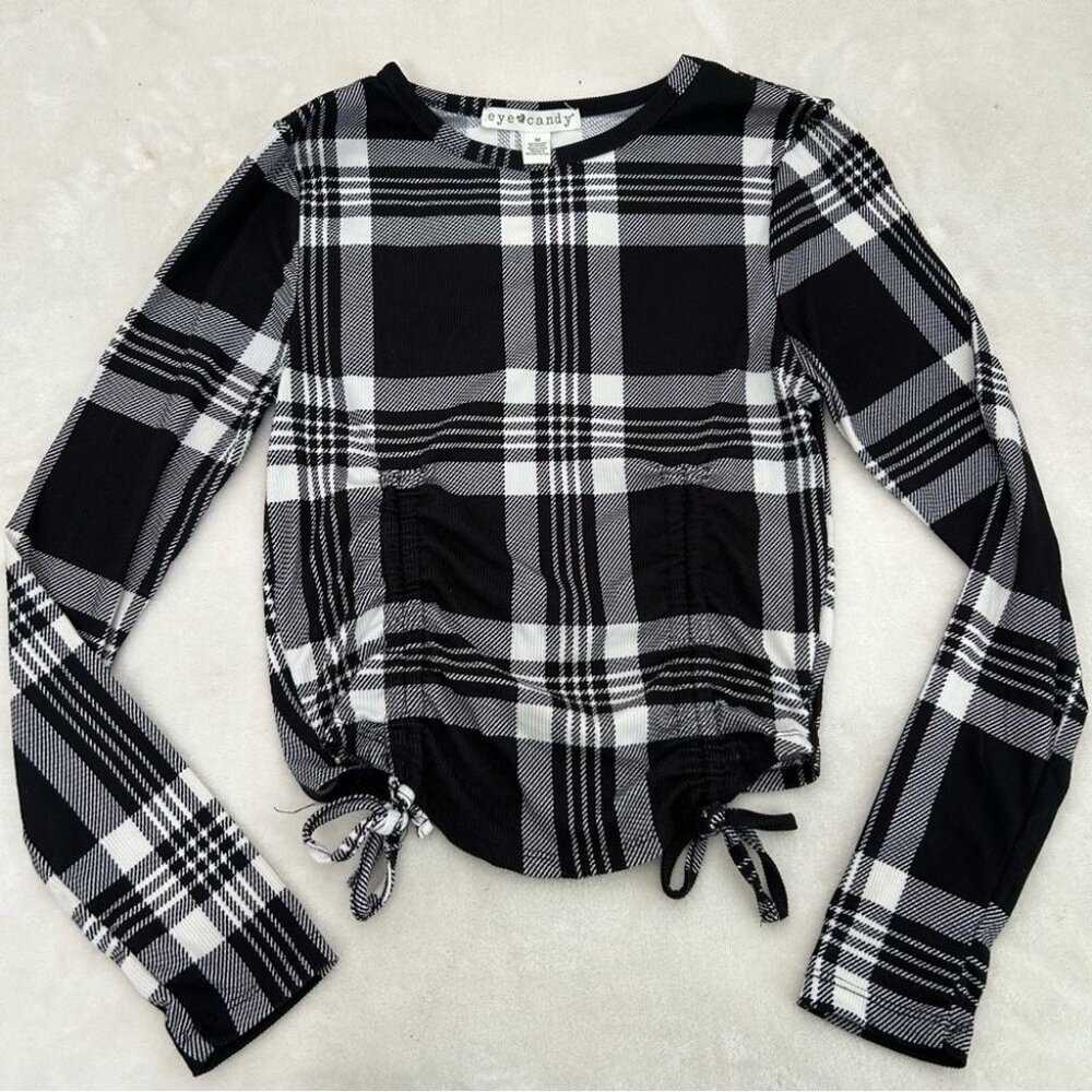 black and white plaid long sleeve crop top
size M • good preowned condition